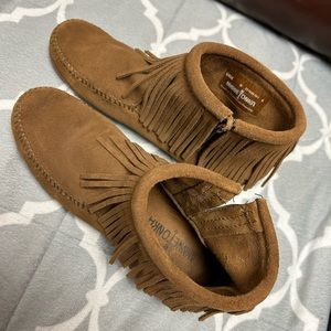 Minnetonka moccasin boots size 6 euc